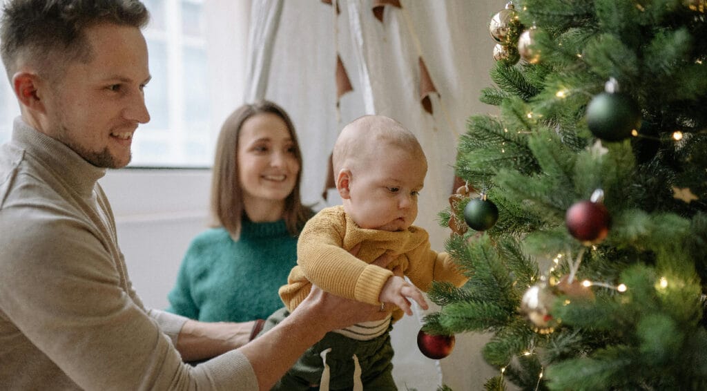 baby kerstbal ophangen